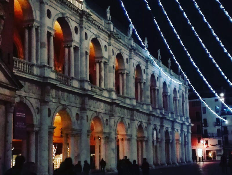 La Basilica Palladiana di notte