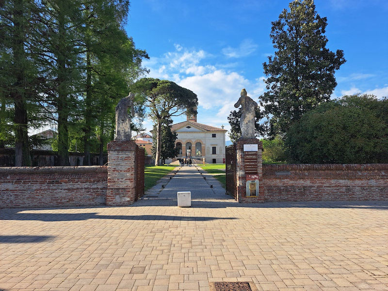 L'ingresso della villa Caldogno